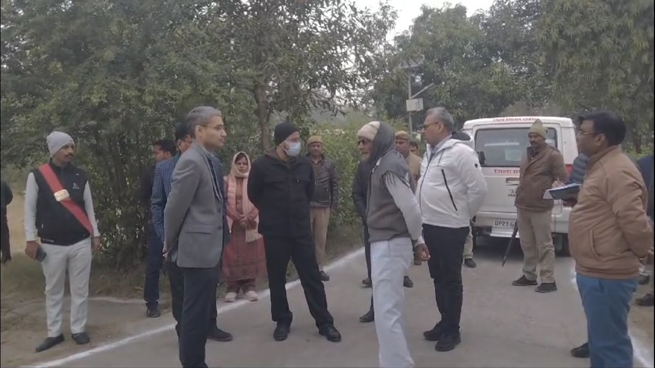 बावनी इमली शहीद स्मारक का निरीक्षण करते जिलाधिकारी रविन्द्र सिंह बावनी इमली शहीद स्मारक का निरीक्षण करते जिलाधिकारी रविन्द्र सिंह