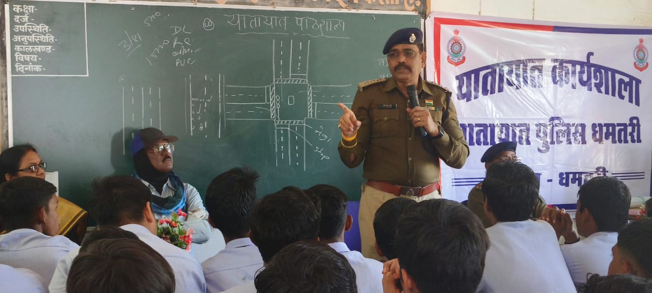 स्कूल में यातायात नियमों की जानकारी देते हुए उपपुलिस अधीक्षक यातायात मणीशंकर चंद्रा। स्कूल में यातायात नियमों की जानकारी देते हुए उपपुलिस अधीक्षक यातायात मणीशंकर चंद्रा।
