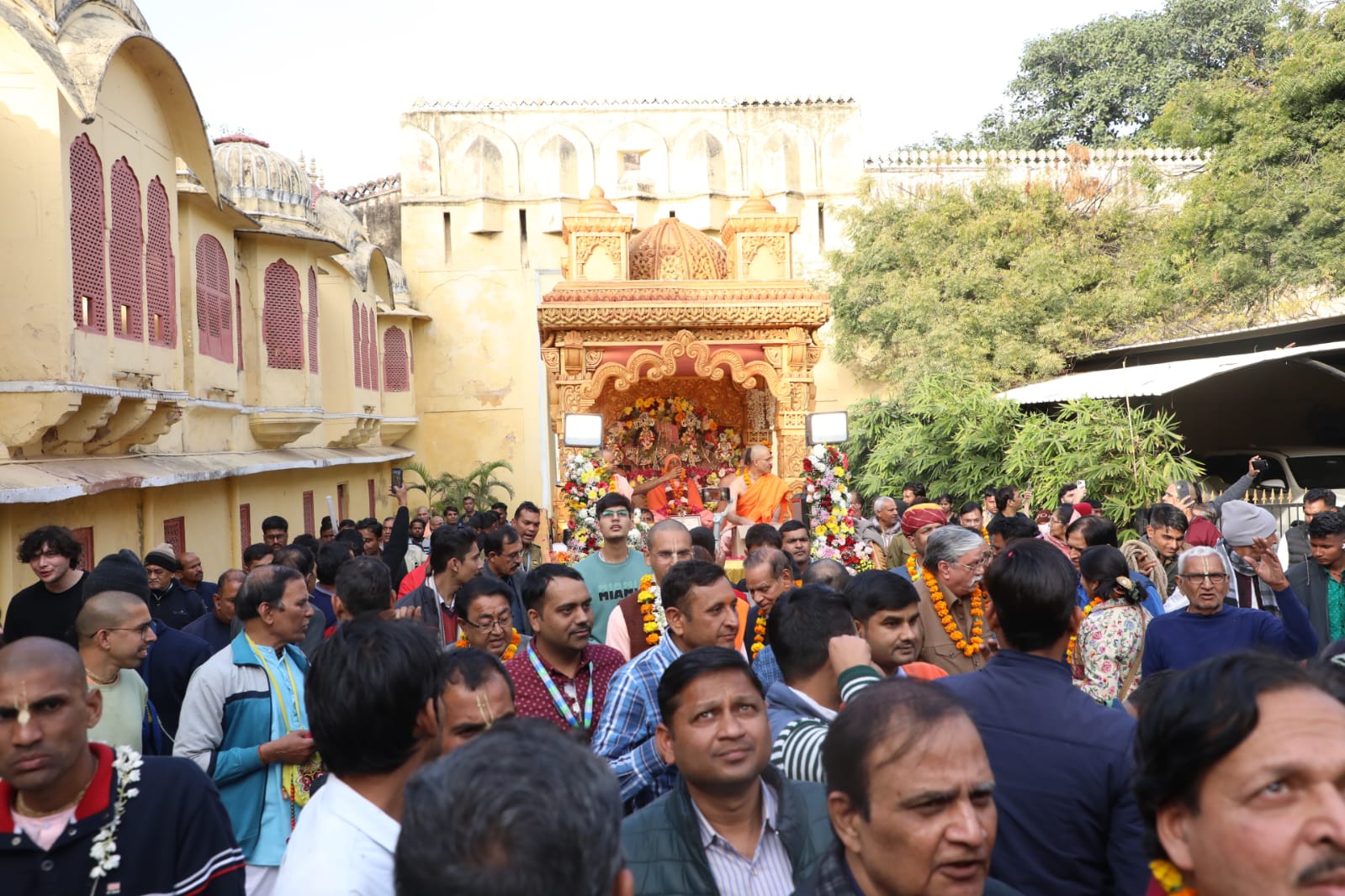 सुनहरे रथ पर कृष्ण-बलराम निकले गुलाबी नगरी में भ्रमण पर सुनहरे रथ पर कृष्ण-बलराम निकले गुलाबी नगरी में भ्रमण पर