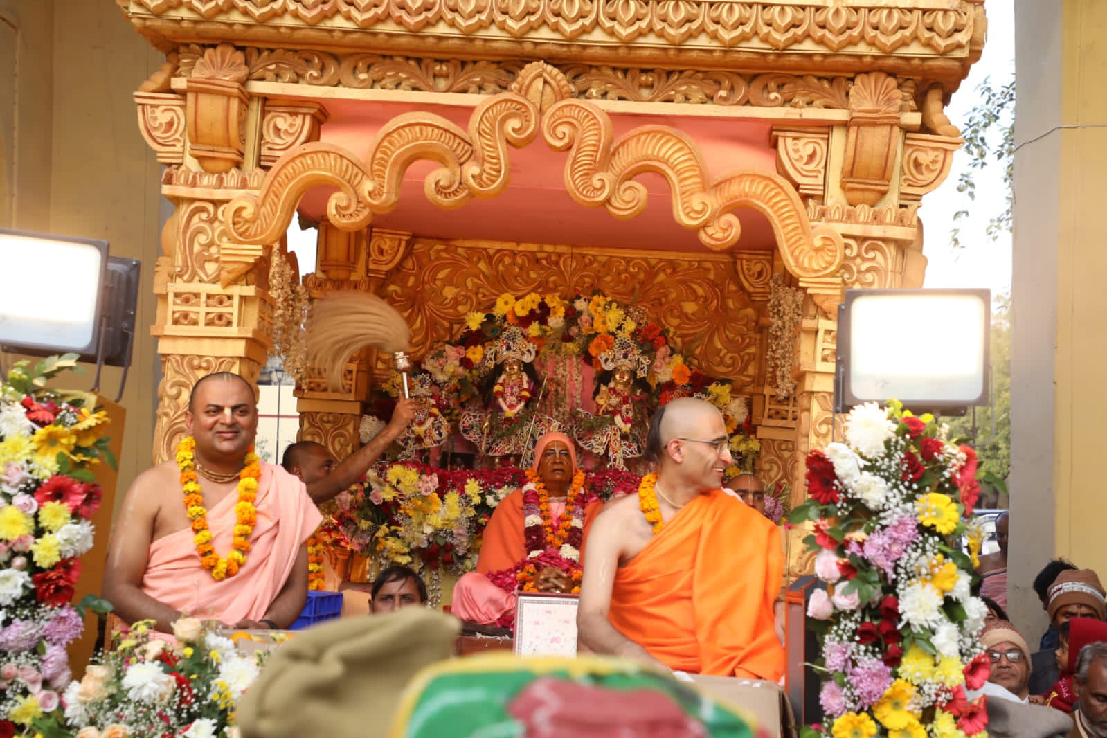 सुनहरे रथ पर कृष्ण-बलराम निकले गुलाबी नगरी में भ्रमण पर सुनहरे रथ पर कृष्ण-बलराम निकले गुलाबी नगरी में भ्रमण पर