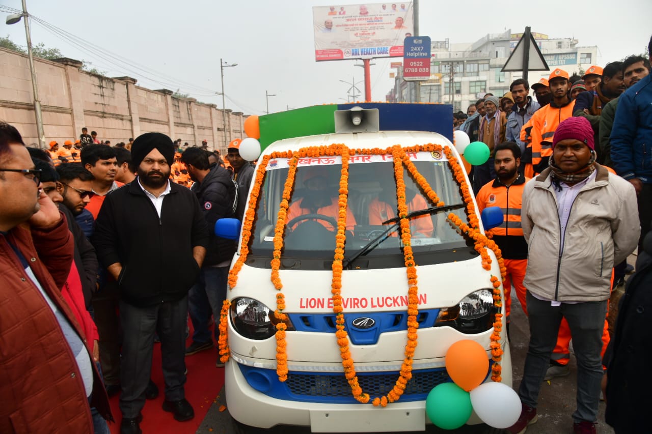 इलेक्ट्रिक कूड़ा गाड़ी को किया रवाना इलेक्ट्रिक कूड़ा गाड़ी को किया रवाना