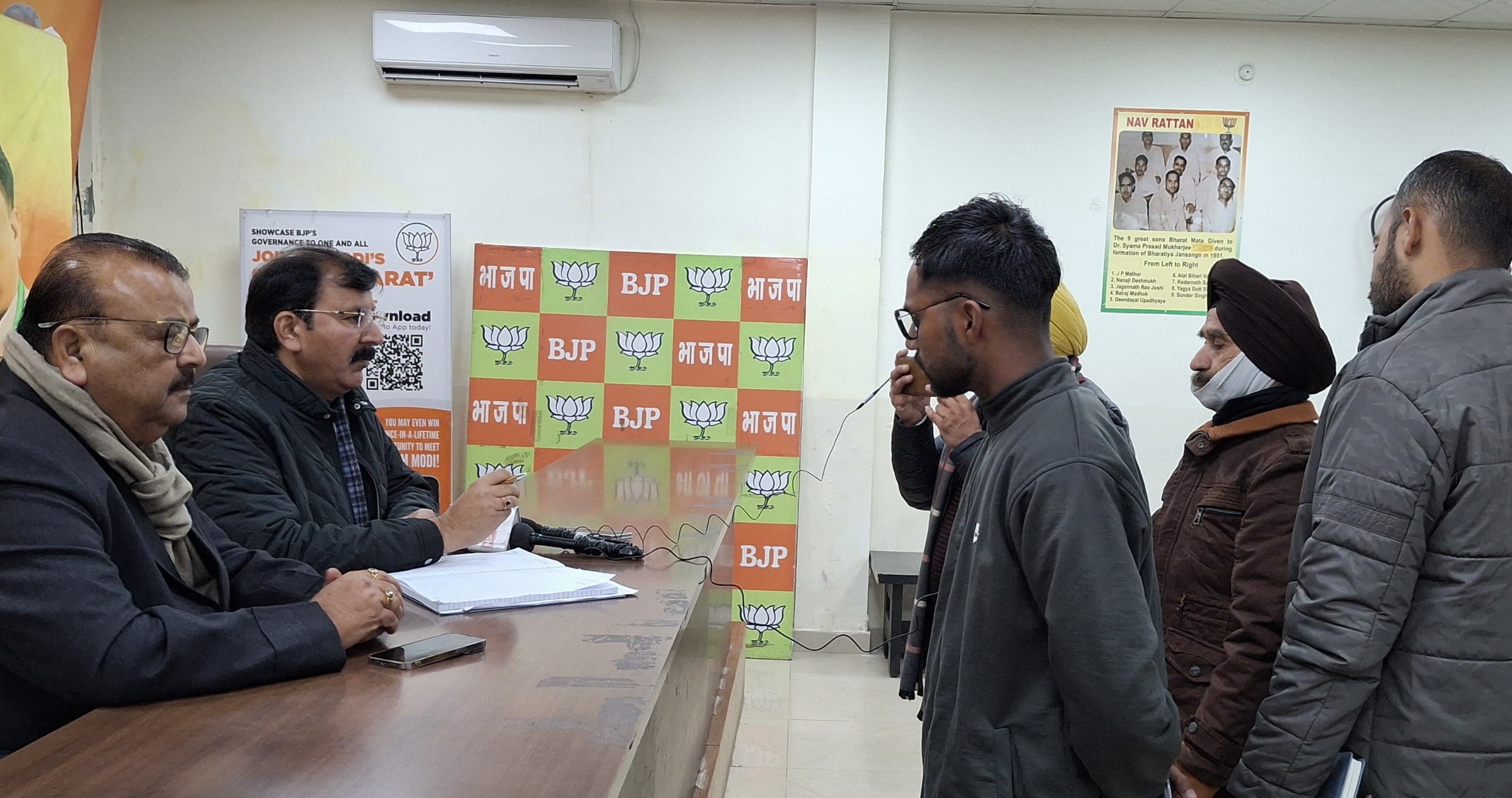 भाजपा विधायकों ने जम्मू में शिकायतों के समाधान के लिए जनता दरबार लगाया भाजपा विधायकों ने जम्मू में शिकायतों के समाधान के लिए जनता दरबार लगाया