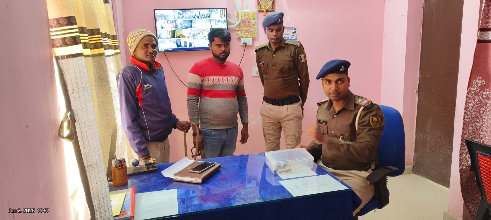 हथियार लहराने वाला गिरफ्तार युवक हथियार लहराने वाला गिरफ्तार युवक