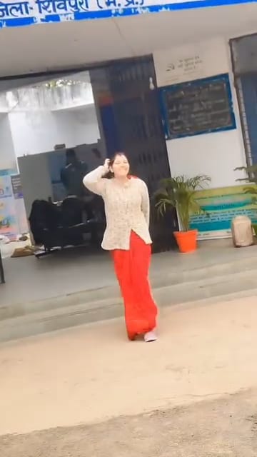 गाड़ी की जमानत कराने पिछोर थाने पहुंची थी महिला