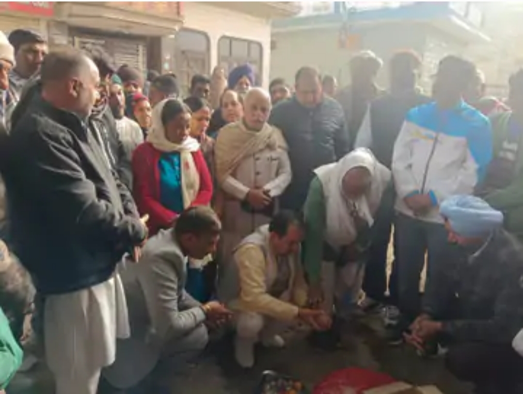 गुरुवार को सड़क का उद्घाटन करते हुए पूर्व विधायक कुलवंत बाजीगर गुरुवार को सड़क का उद्घाटन करते हुए पूर्व विधायक कुलवंत बाजीगर