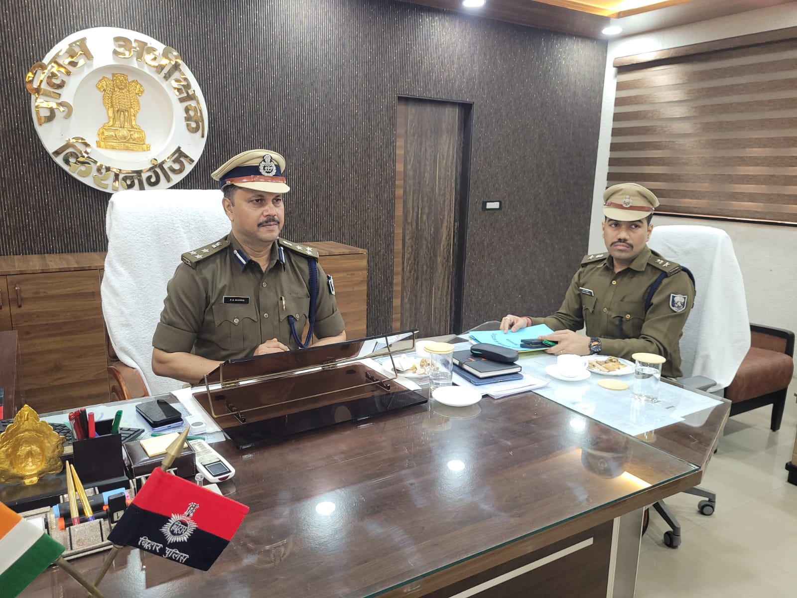 पूर्णिया प्रक्षेत्र के डीआईजी पहुंचे किशनगंज, तस्करों पर लगाम लगाने की कही बात पूर्णिया प्रक्षेत्र के डीआईजी पहुंचे किशनगंज, तस्करों पर लगाम लगाने की कही बात