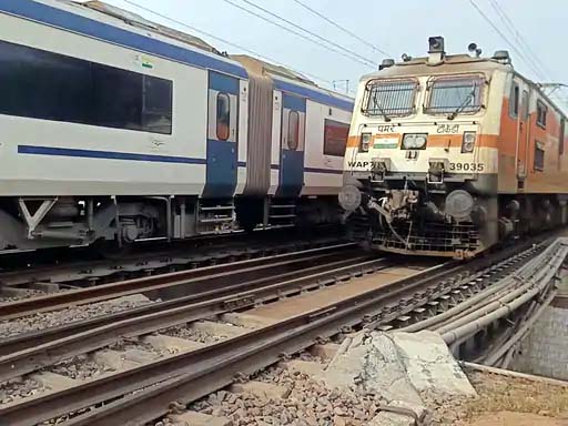 एनएचपीसी रेलवे ब्रिज पर खड़ी ट्रेन। एनएचपीसी रेलवे ब्रिज पर खड़ी ट्रेन।