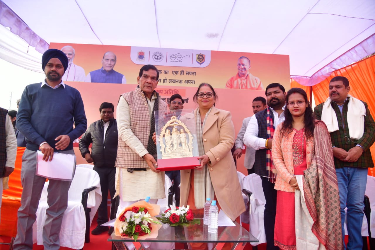 इलेक्ट्रिक कूड़ा गाड़ियों को रवाना करने के अवसर पर आयाेजित समारोह में अतिथि इलेक्ट्रिक कूड़ा गाड़ियों को रवाना करने के अवसर पर आयाेजित समारोह में अतिथि