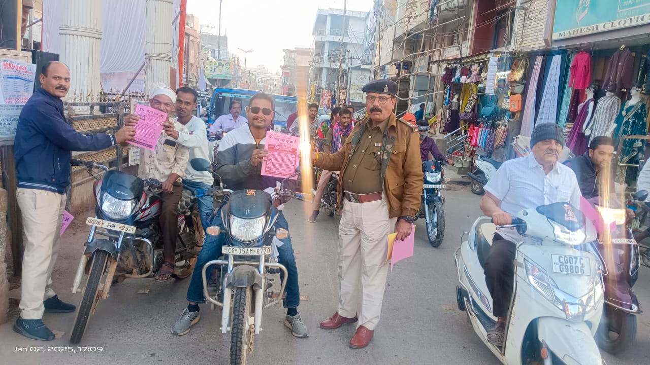 राष्ट्रीय सड़क सुरक्षा माह के तहत शहर के चौक में यातायात नियमों से संबंधित पंपलेट वितरण करती हुई यातायात पुलिस। राष्ट्रीय सड़क सुरक्षा माह के तहत शहर के चौक में यातायात नियमों से संबंधित पंपलेट वितरण करती हुई यातायात पुलिस।