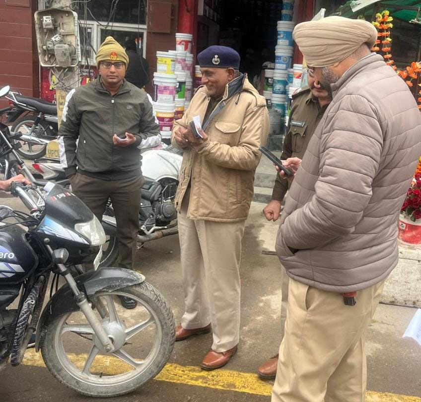 2 Snp-4 सोनीपत: देवीलाल चौक गन्नौर पर वाहनों की चैकिंग करते थाना प्रभारी जसप्रीत सिंह व ट्रैफिक चौकी इंचार्ज शमशेर सिंह। 2 Snp-4 सोनीपत: देवीलाल चौक गन्नौर पर वाहनों की चैकिंग करते थाना प्रभारी जसप्रीत सिंह व ट्रैफिक चौकी इंचार्ज शमशेर सिंह।