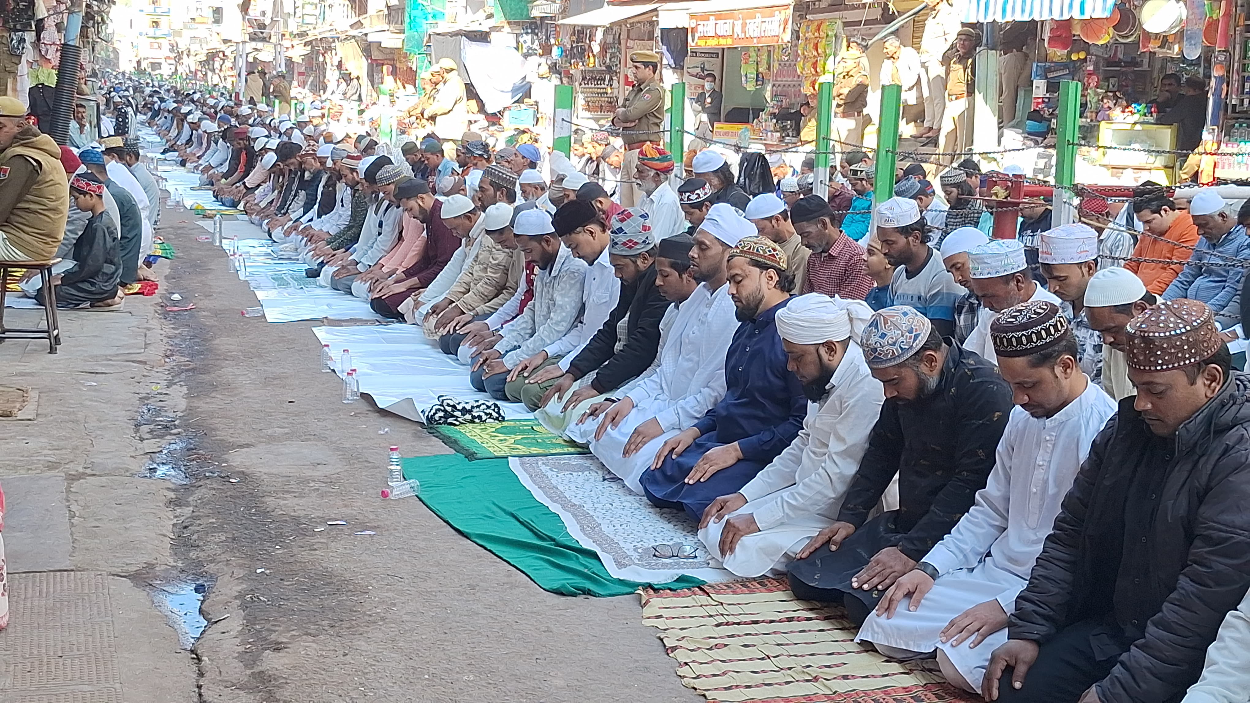 ख्वाजा मोइनुद्दीन चिश्ती की दरगाह के 813वें उर्स पर पहले जुम्मे की नमाज अदा ख्वाजा मोइनुद्दीन चिश्ती की दरगाह के 813वें उर्स पर पहले जुम्मे की नमाज अदा