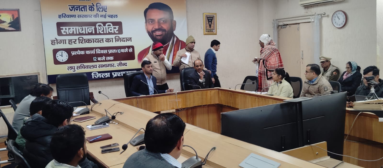 बैठक में दिशा-निर्देश देेते एडीसी। बैठक में दिशा-निर्देश देेते एडीसी।
