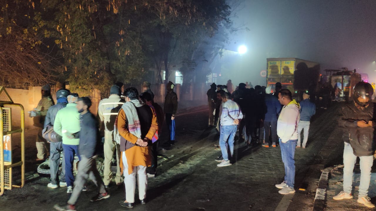 हाइवे पर घटना के बाद लगी भीड़ हाइवे पर घटना के बाद लगी भीड़
