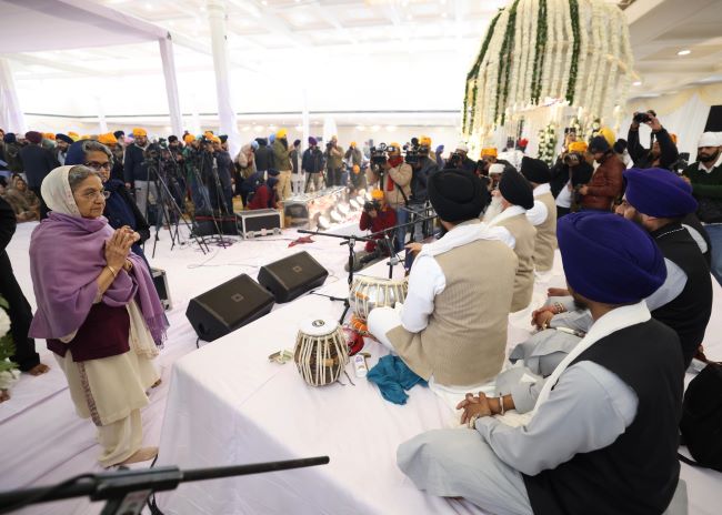 नई दिल्लीः पूर्व प्रधानमंत्री डा. मनमोहन सिंह की स्मृति में गुरुद्वारा रकाबगंज में आयोजित प्रार्थना सभा और उसमें शामिल लोग नई दिल्लीः पूर्व प्रधानमंत्री डा. मनमोहन सिंह की स्मृति में गुरुद्वारा रकाबगंज में आयोजित प्रार्थना सभा और उसमें शामिल लोग