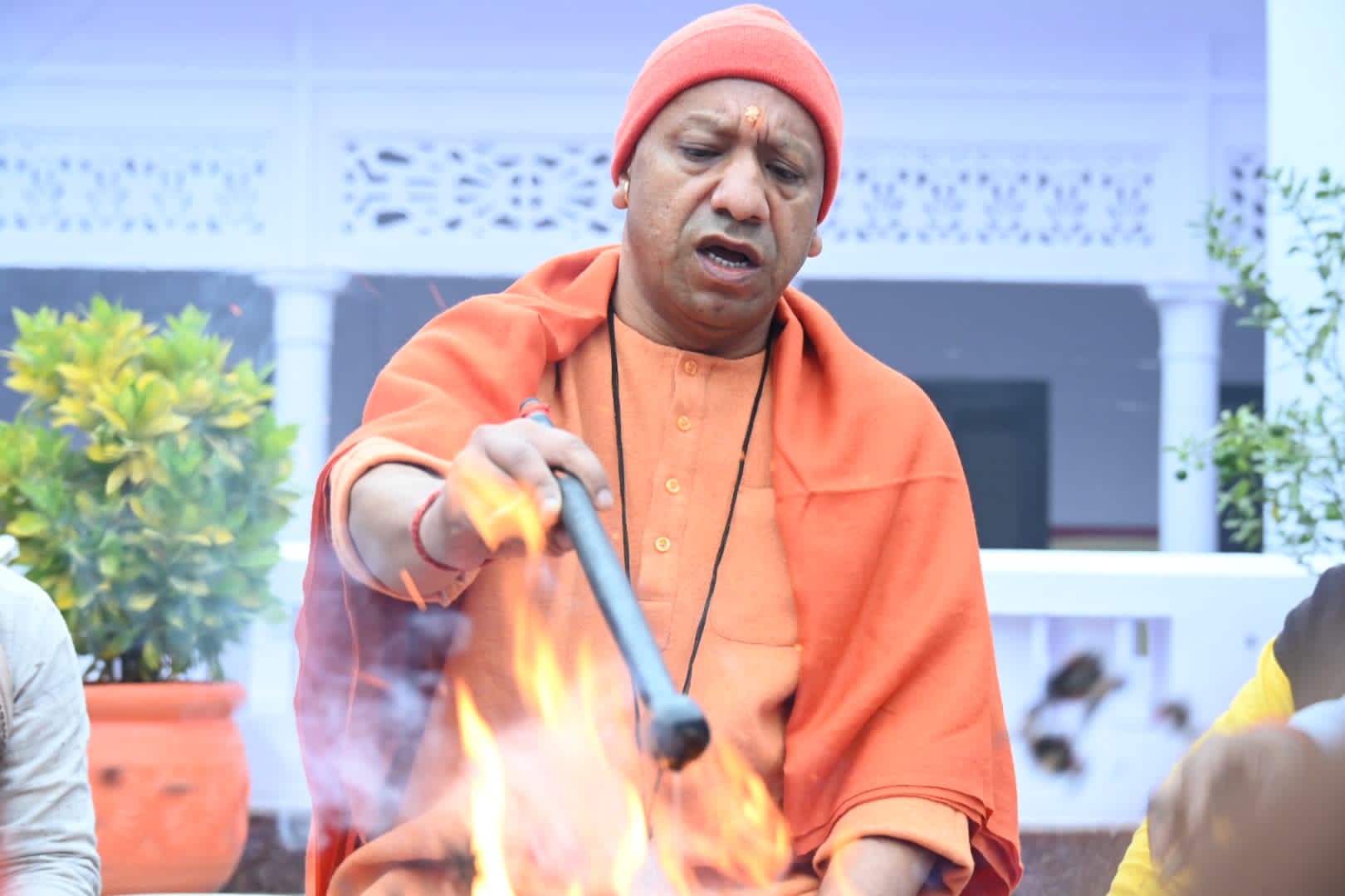 दूध’ दही, घी, शर्करा और कई तीर्थ स्थलों के पवित्र जल से हुआ भोलेनाथ का अभिषेक* दूध’ दही, घी, शर्करा और कई तीर्थ स्थलों के पवित्र जल से हुआ भोलेनाथ का अभिषेक*