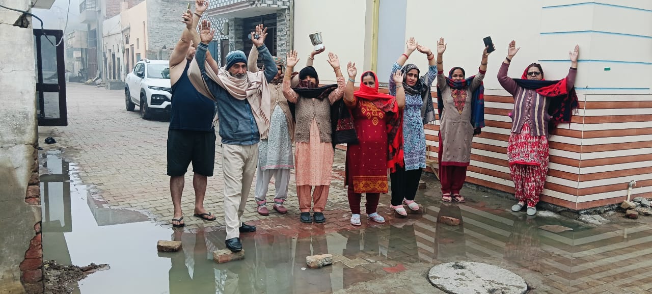 जनस्वास्थ्य विभाग के खिलाफ सांकेतिक नारेबाजी करते कॉलोनी वासी। जनस्वास्थ्य विभाग के खिलाफ सांकेतिक नारेबाजी करते कॉलोनी वासी।