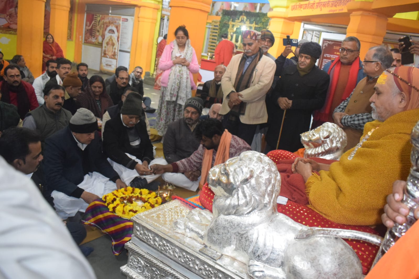 शंकराचार्य का पादुका पूजन करते बार अध्यक्ष: फोटो बच्चा गुप्ता शंकराचार्य का पादुका पूजन करते बार अध्यक्ष: फोटो बच्चा गुप्ता