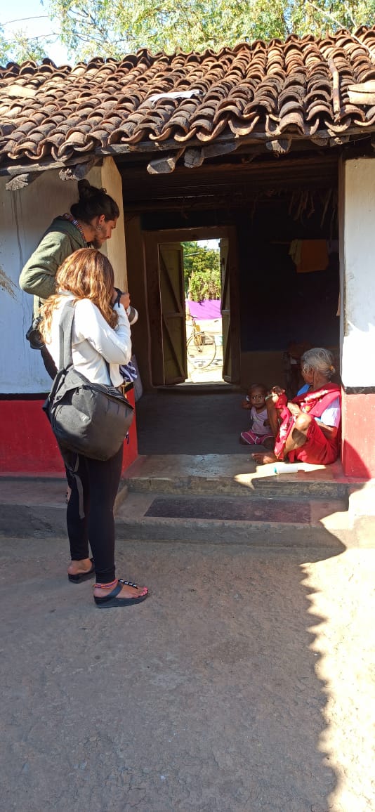 बुजुर्ग महिला की फोटो खींचती हुई महिला पर्यटक। बुजुर्ग महिला की फोटो खींचती हुई महिला पर्यटक।