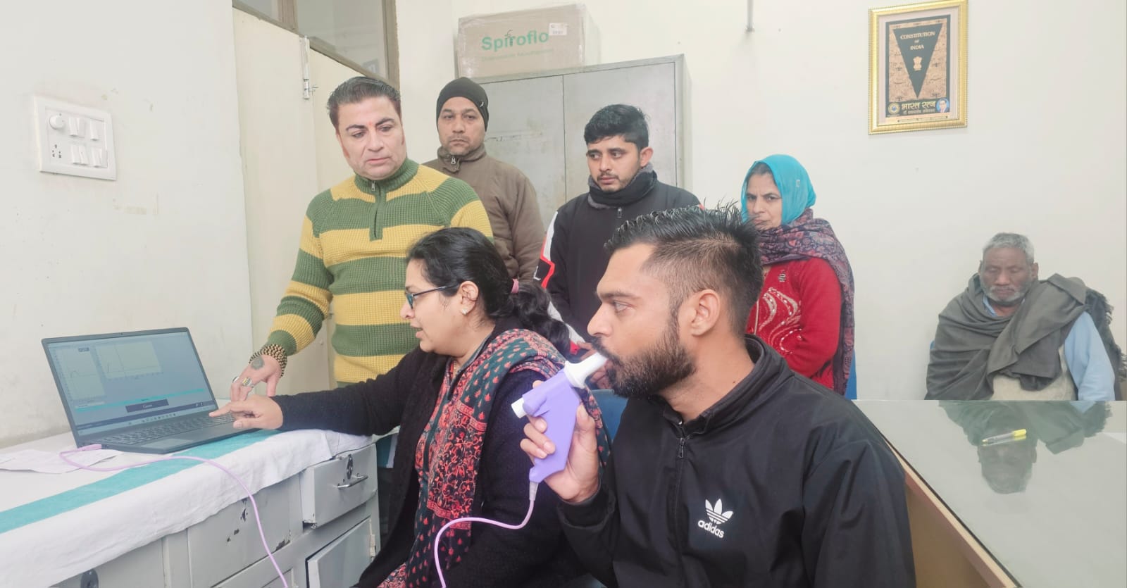 जांच करते हुए चिकित्सक। जांच करते हुए चिकित्सक।