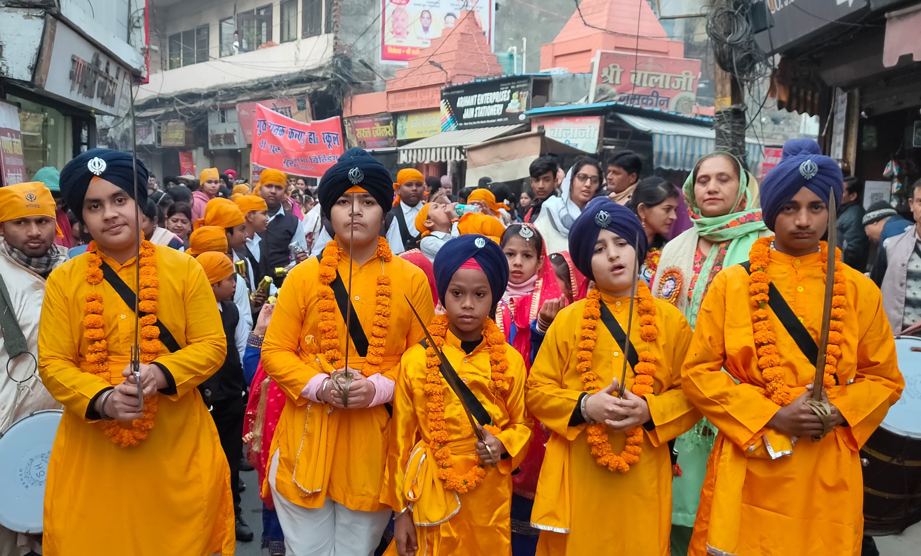 मुरादाबाद में श्री गुरु गोविंद सिंह के प्रकटोत्सव के उपलक्ष्य में नगर संर्कीतन में पंच पयारे मुरादाबाद में श्री गुरु गोविंद सिंह के प्रकटोत्सव के उपलक्ष्य में नगर संर्कीतन में पंच पयारे