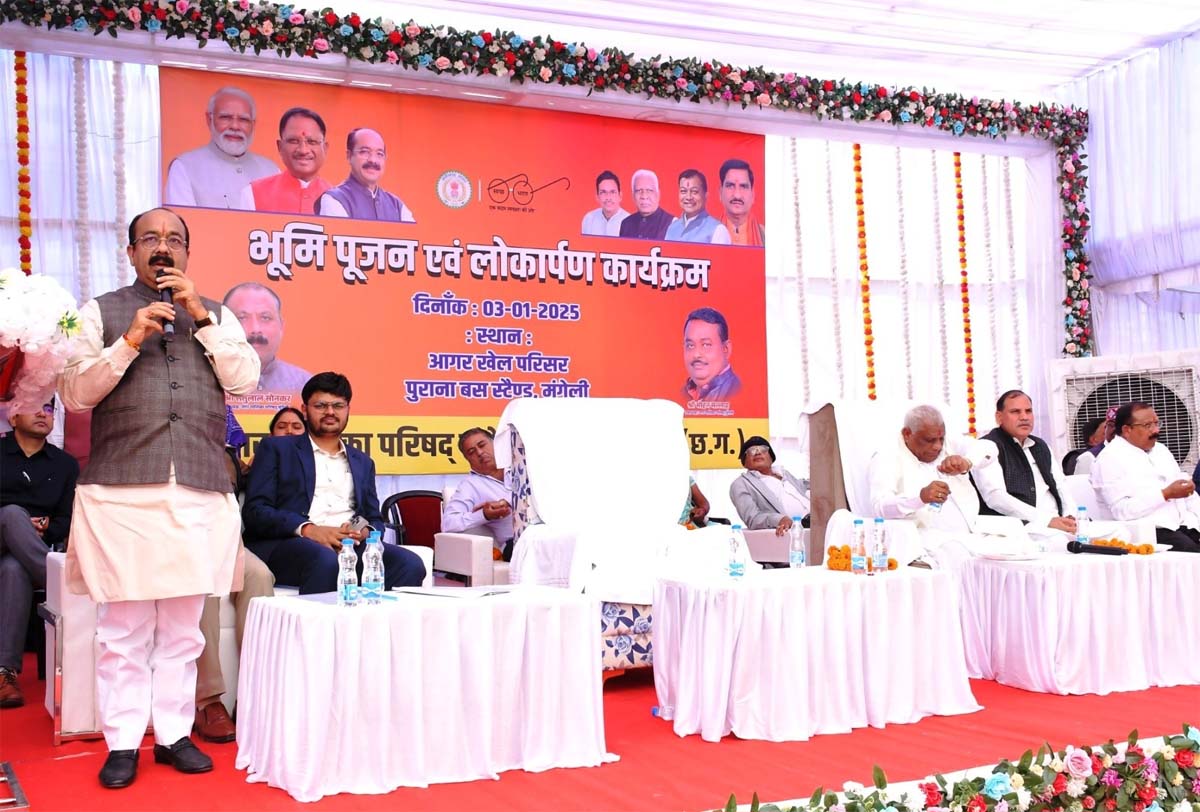 उप मुख्यमंत्री अरुण साव सभा काे संबाेधित करते उप मुख्यमंत्री अरुण साव सभा काे संबाेधित करते