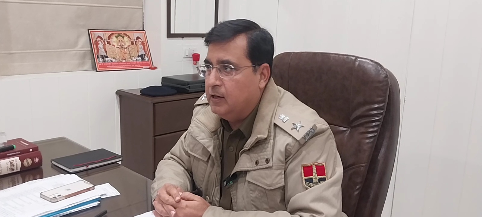 चित्तौड़गढ़ में शुक्रवार को मीडिया से बात कर पुलिस अधीक्षक। चित्तौड़गढ़ में शुक्रवार को मीडिया से बात कर पुलिस अधीक्षक।