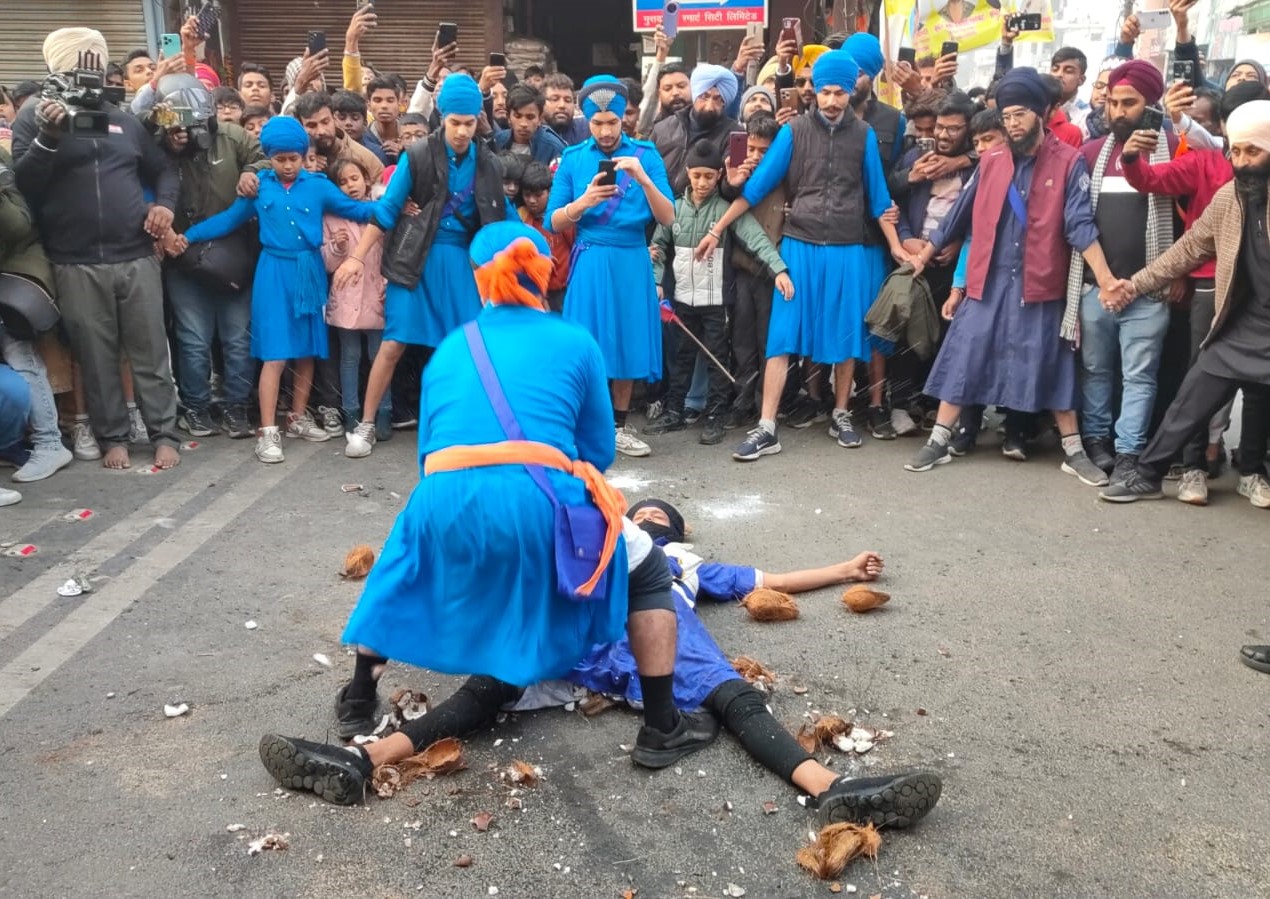 मुरादाबाद में श्री गुरु गोविंद सिंह के प्रकटोत्सव के उपलक्ष्य में करतब  दिखाते गतका पार्टी के लाेग