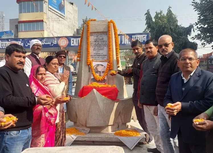 रेलवे ने ललित नारायण मिश्र के स्मृति स्तंभ पर अब तक नहीं लगाया प्रतिमा, लोगों ने किया आक्रोश व्यक्त