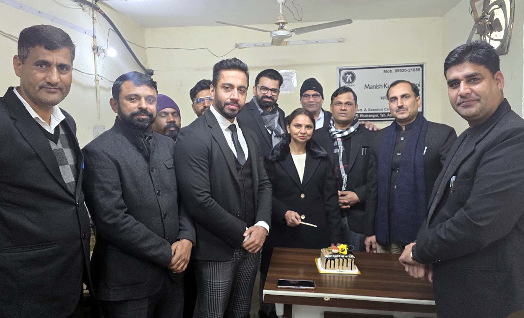 माता सावित्री बाई फुले की जयंती मनाते वकील। माता सावित्री बाई फुले की जयंती मनाते वकील।