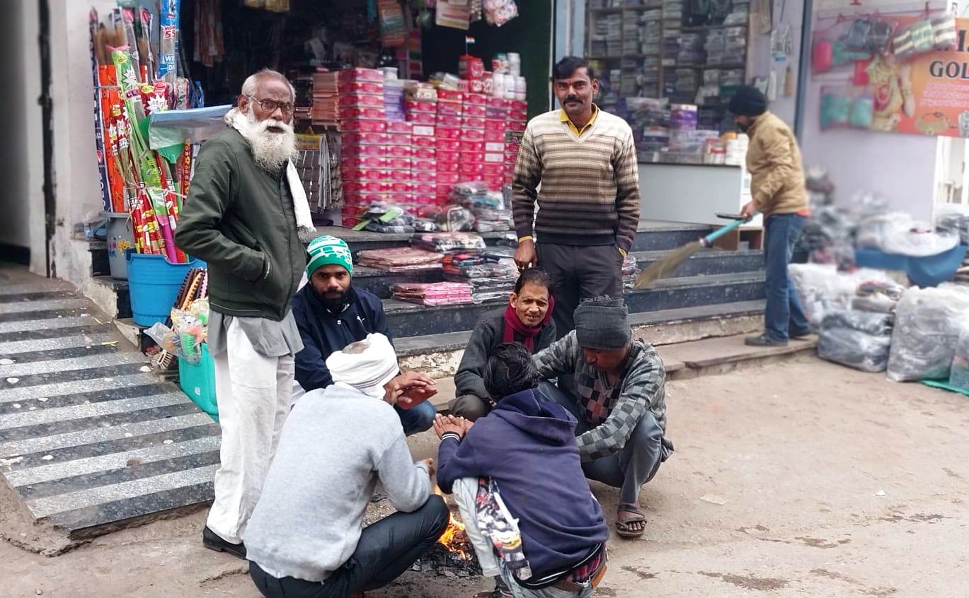 धौलपुर में सर्द हवाओं ने बढाई ठिठुरन,कोहरे की चादर धौलपुर में सर्द हवाओं ने बढाई ठिठुरन,कोहरे की चादर