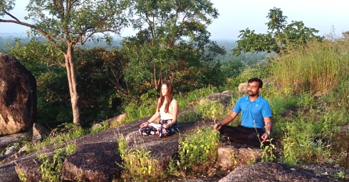 ध्यान लगाते हुए पर्यटक। ध्यान लगाते हुए पर्यटक।