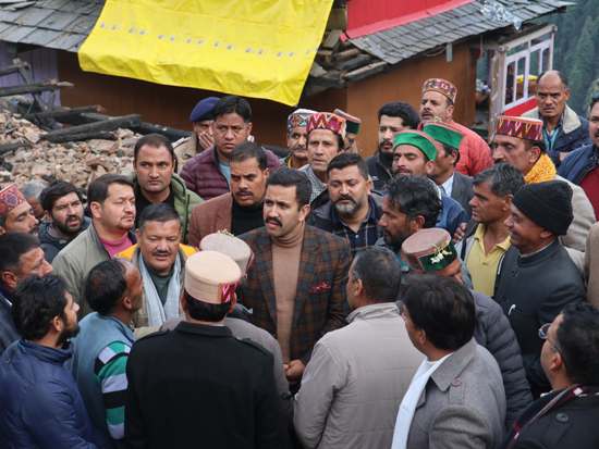 लोक निर्माण मंत्री विक्रमादित्य सिंह ने तांदी गांव में प्रभावितों से भेंट करते हुए