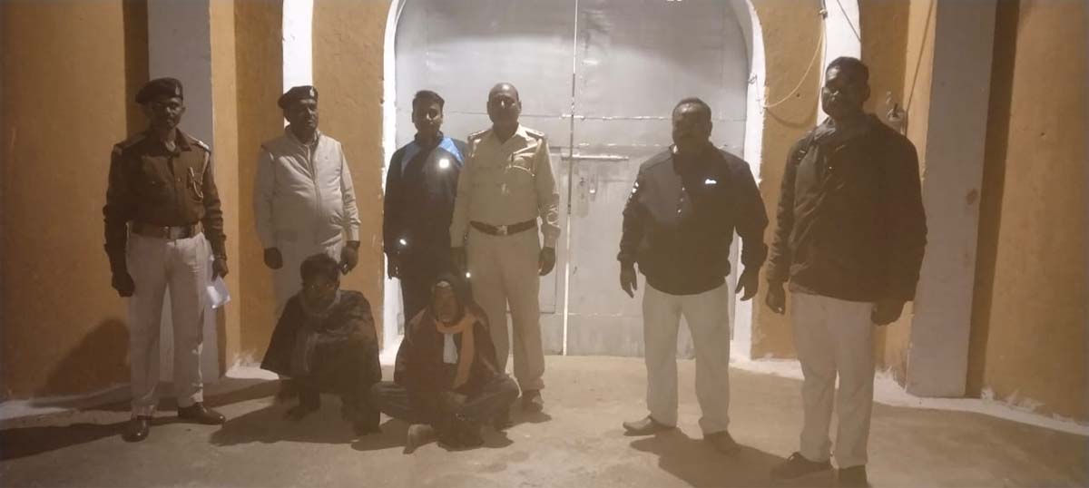 वन विभाग के कर्मचारी के साथ गिरफ्तार दाे आराेपित वन विभाग के कर्मचारी के साथ गिरफ्तार दाे आराेपित
