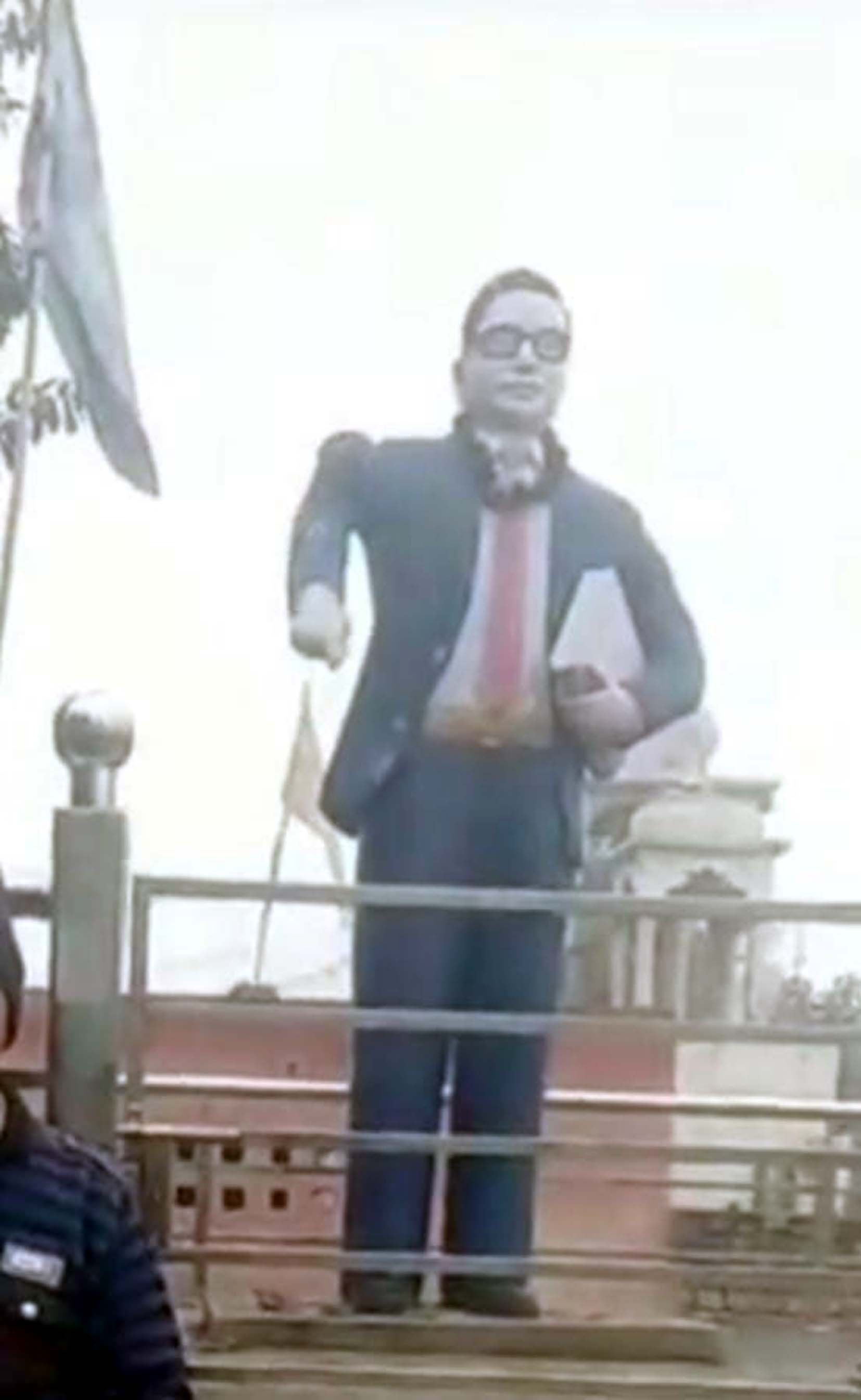 असामाजिक तत्वों द्वारा खंडित की गई प्रतिमा। असामाजिक तत्वों द्वारा खंडित की गई प्रतिमा।