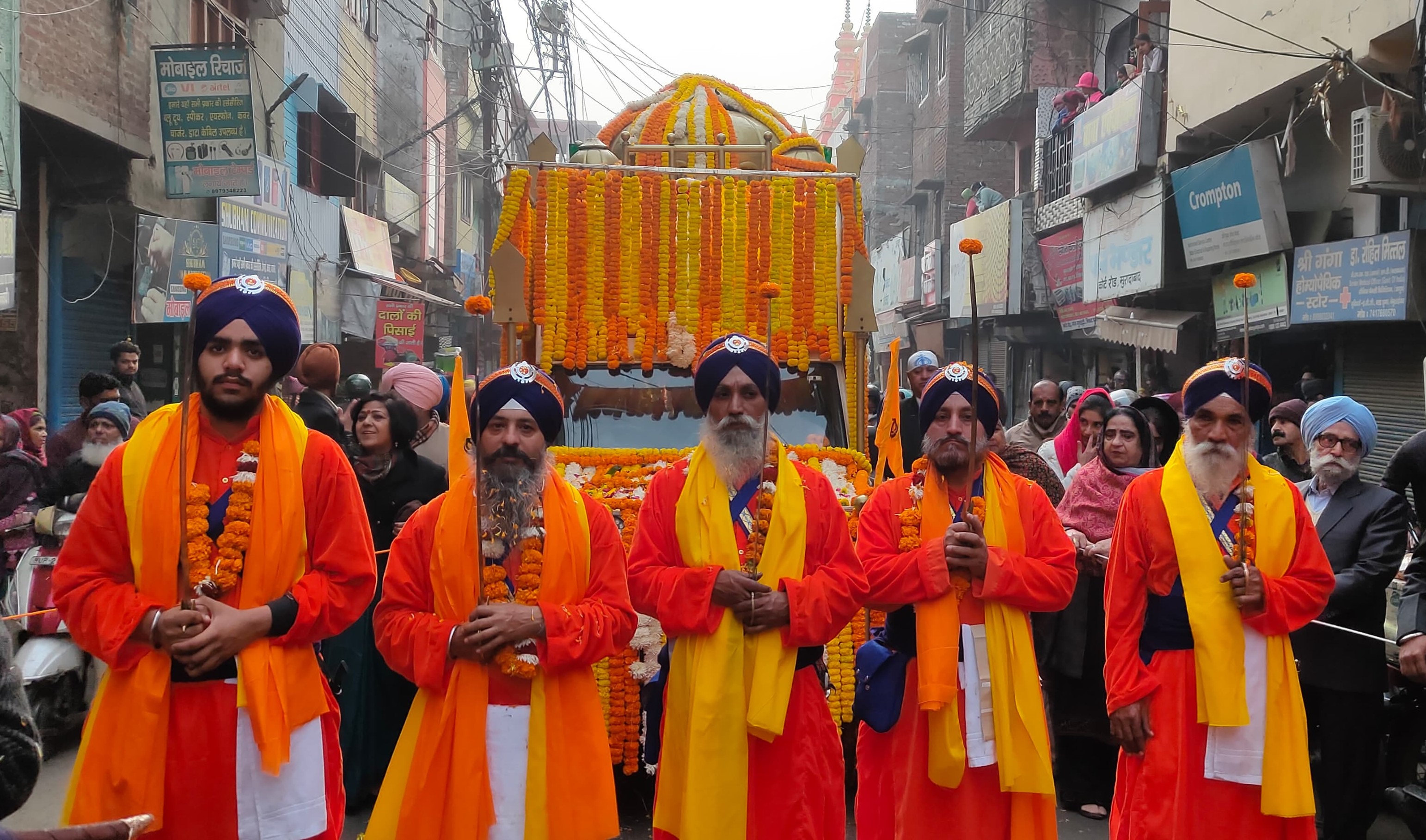 मुरादाबाद में श्री गुरु गोविंद सिंह के प्रकटोत्सव के उपलक्ष्य में नगर संर्कीतन में पंच पयारे
