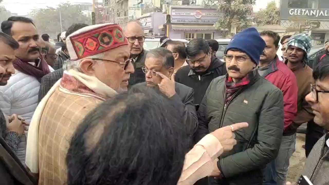 नागरिकों से बात करते मंत्री फोटो बच्चा गुप्ता नागरिकों से बात करते मंत्री फोटो बच्चा गुप्ता