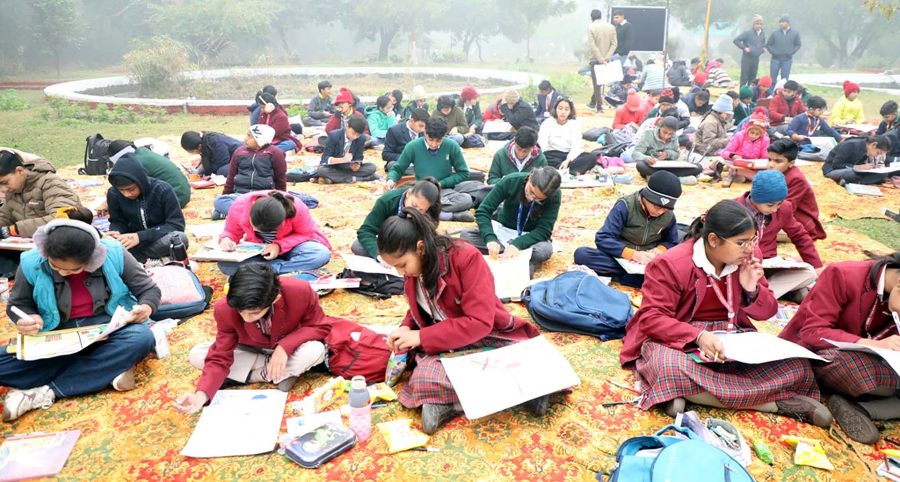 पेंटिग प्रतियोगिता में भाग लेते बच्चे। पेंटिग प्रतियोगिता में भाग लेते बच्चे।
