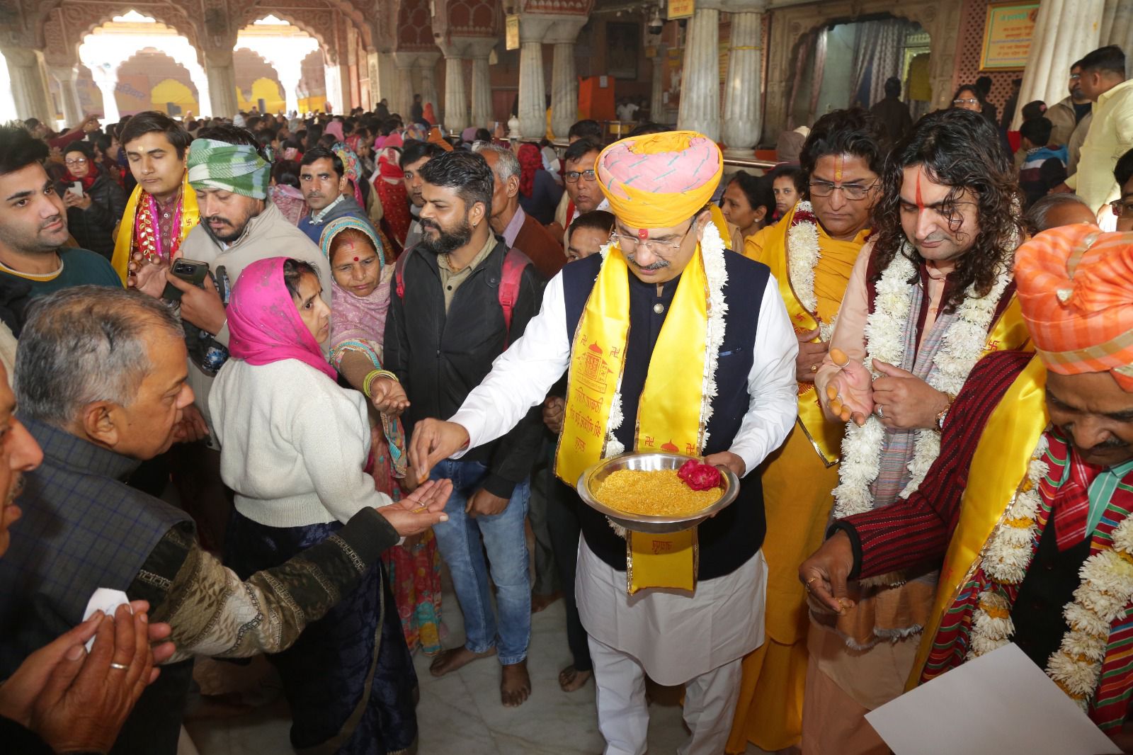 आजो -चले प्रयागराज महाकुंभ के लिए बांटे पीले चावल