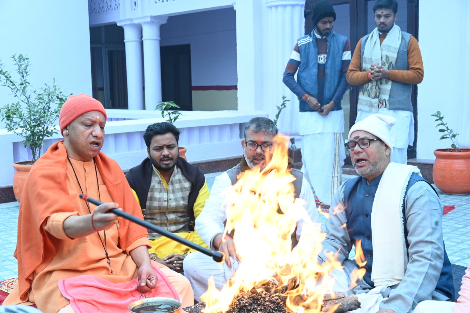 दूध’ दही, घी, शर्करा और कई तीर्थ स्थलों के पवित्र जल से हुआ भोलेनाथ का अभिषेक* दूध’ दही, घी, शर्करा और कई तीर्थ स्थलों के पवित्र जल से हुआ भोलेनाथ का अभिषेक*