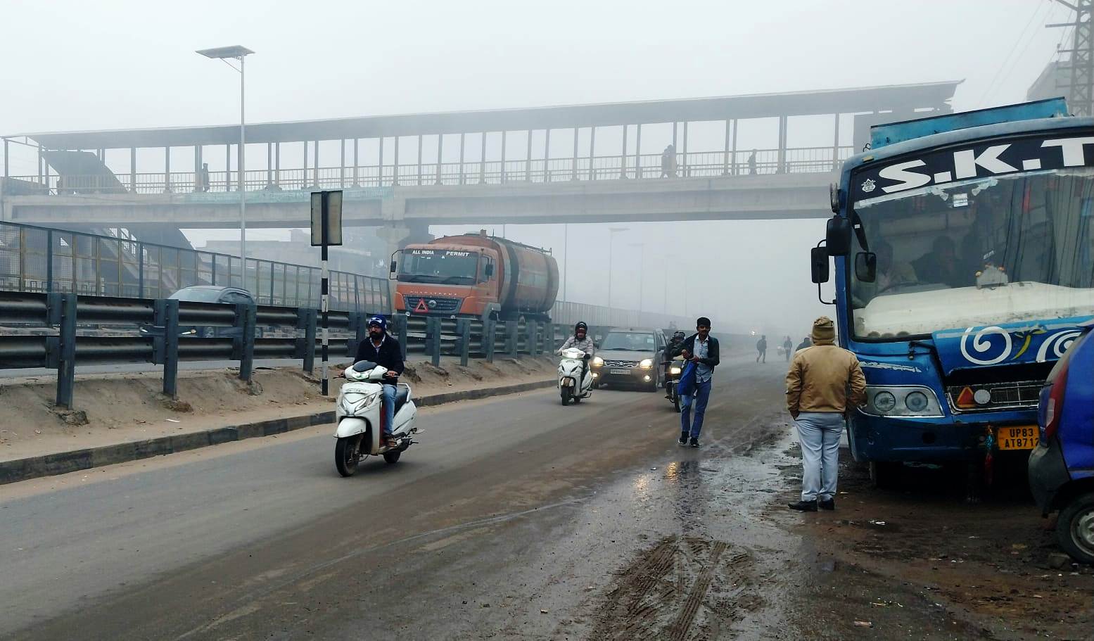 धौलपुर में सर्द हवाओं ने बढाई ठिठुरन,कोहरे की चादर धौलपुर में सर्द हवाओं ने बढाई ठिठुरन,कोहरे की चादर