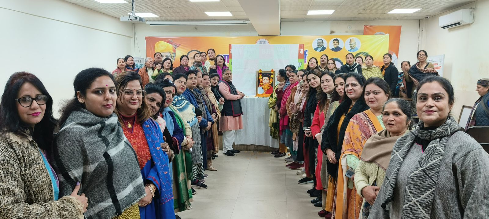 भाजपा ने सावित्रीबाई फुले को पुष्पांजलि अर्पित की भाजपा ने सावित्रीबाई फुले को पुष्पांजलि अर्पित की