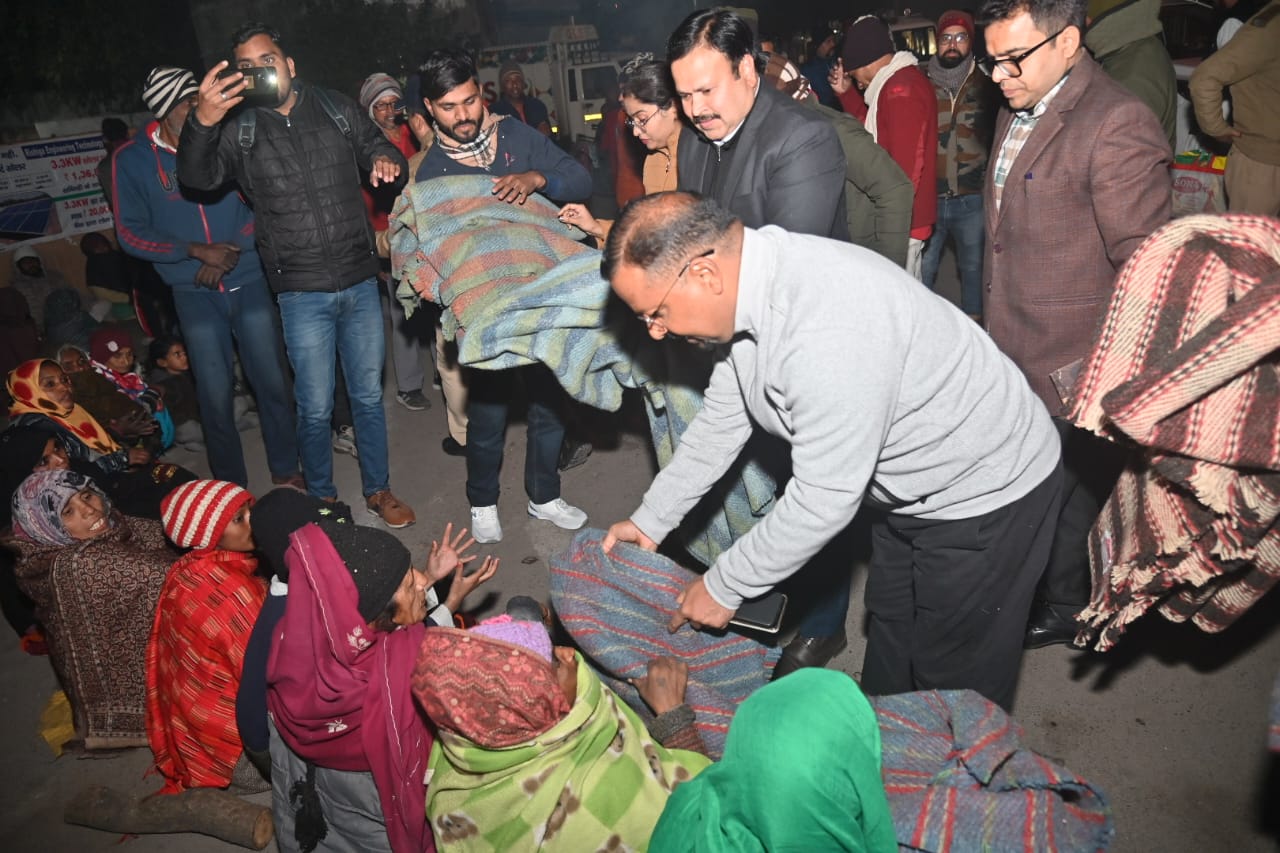 कंबल वितरित करते जिलाधिकारी कंबल वितरित करते जिलाधिकारी