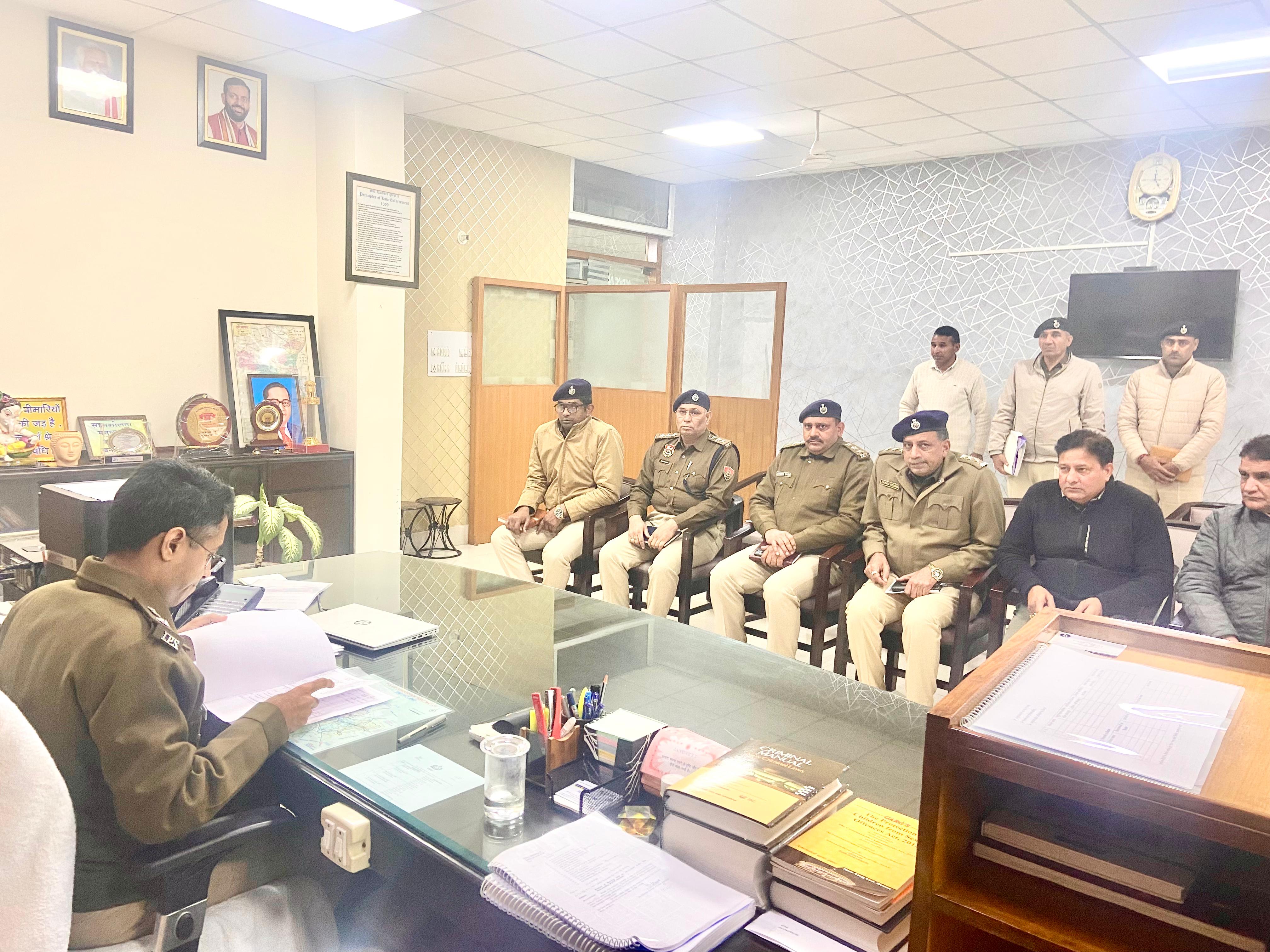 पुलिस अधिकारियों को दिशा-निर्देश देते हुए एसपी राजेश कुमार। पुलिस अधिकारियों को दिशा-निर्देश देते हुए एसपी राजेश कुमार।
