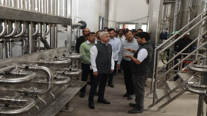 इंदौर सहकारी दुग्ध संघ का निरीक्षण करते हुए संभागायुक्त दीपक सिंह इंदौर सहकारी दुग्ध संघ का निरीक्षण करते हुए संभागायुक्त दीपक सिंह