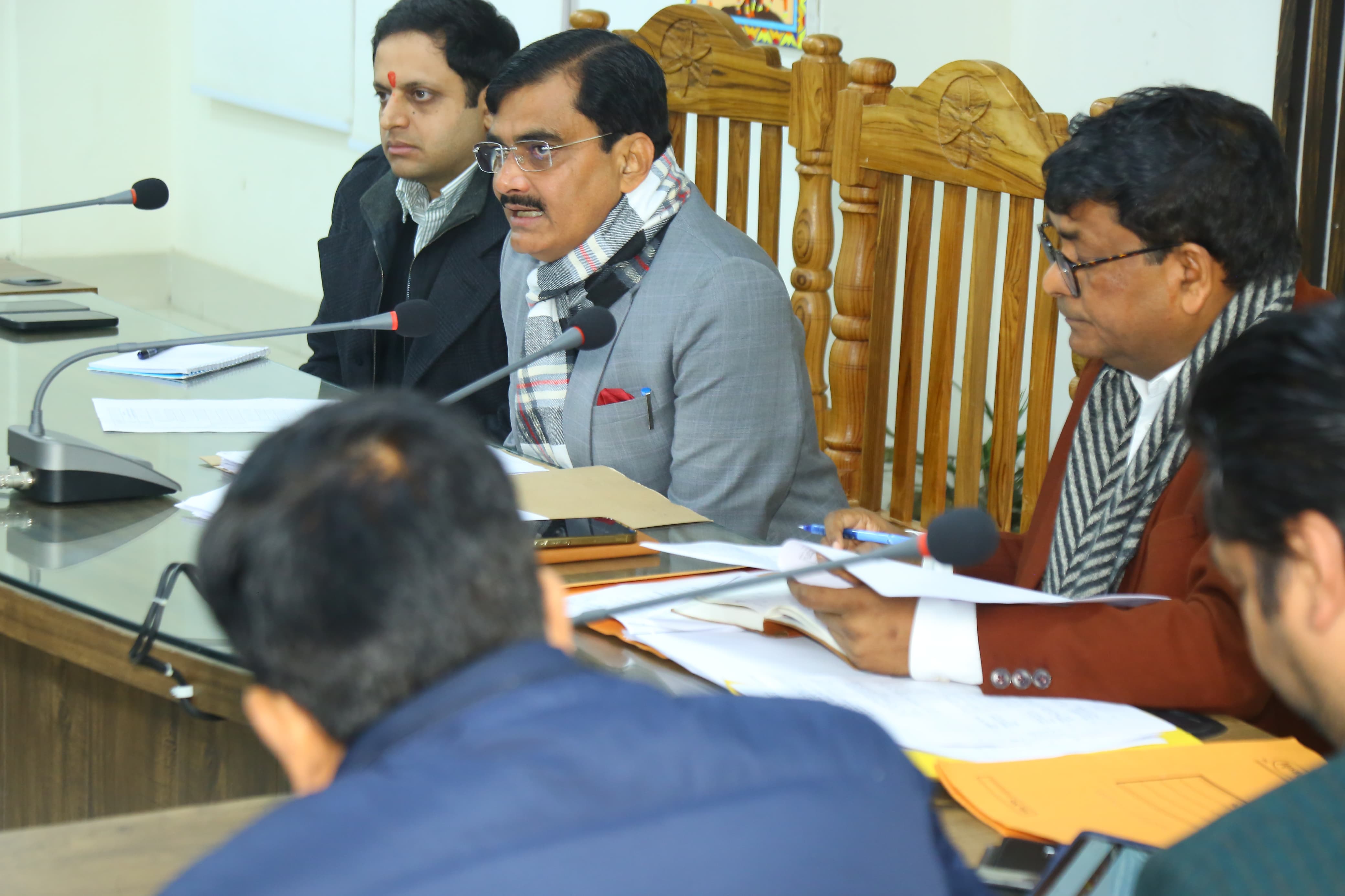 मुख्य सचिव को प्रधानमंत्री के आगमन की तैयारियों की जानकारी देते जिलाधिकारी मुख्य सचिव को प्रधानमंत्री के आगमन की तैयारियों की जानकारी देते जिलाधिकारी