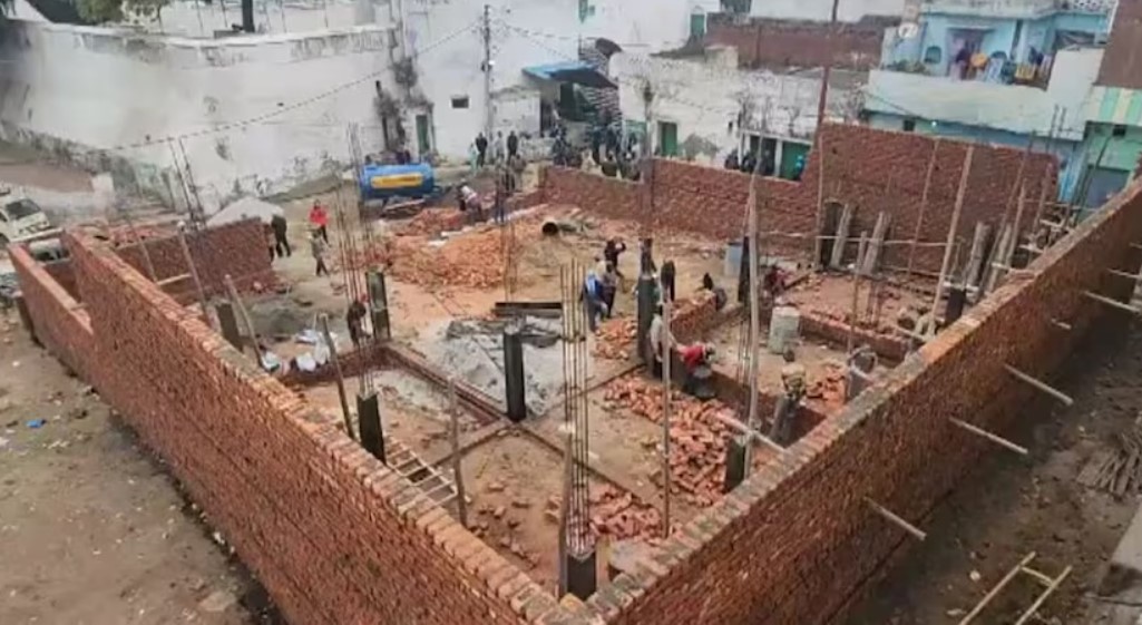 संभल की विवादित जामा मस्जिद के पास हाेता पुलिस चौकी का निर्माण कार्य