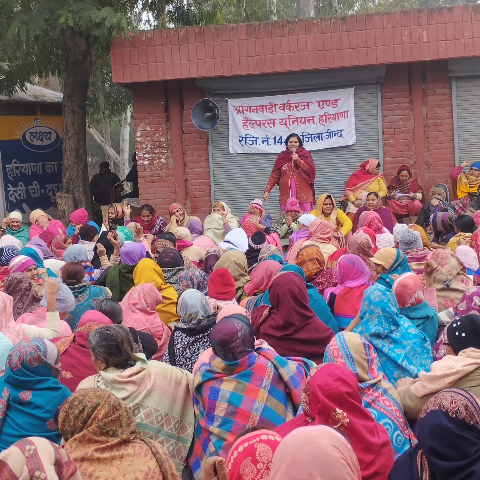 धरना देते हुए यूनियन पदाधिकारी। धरना देते हुए यूनियन पदाधिकारी।