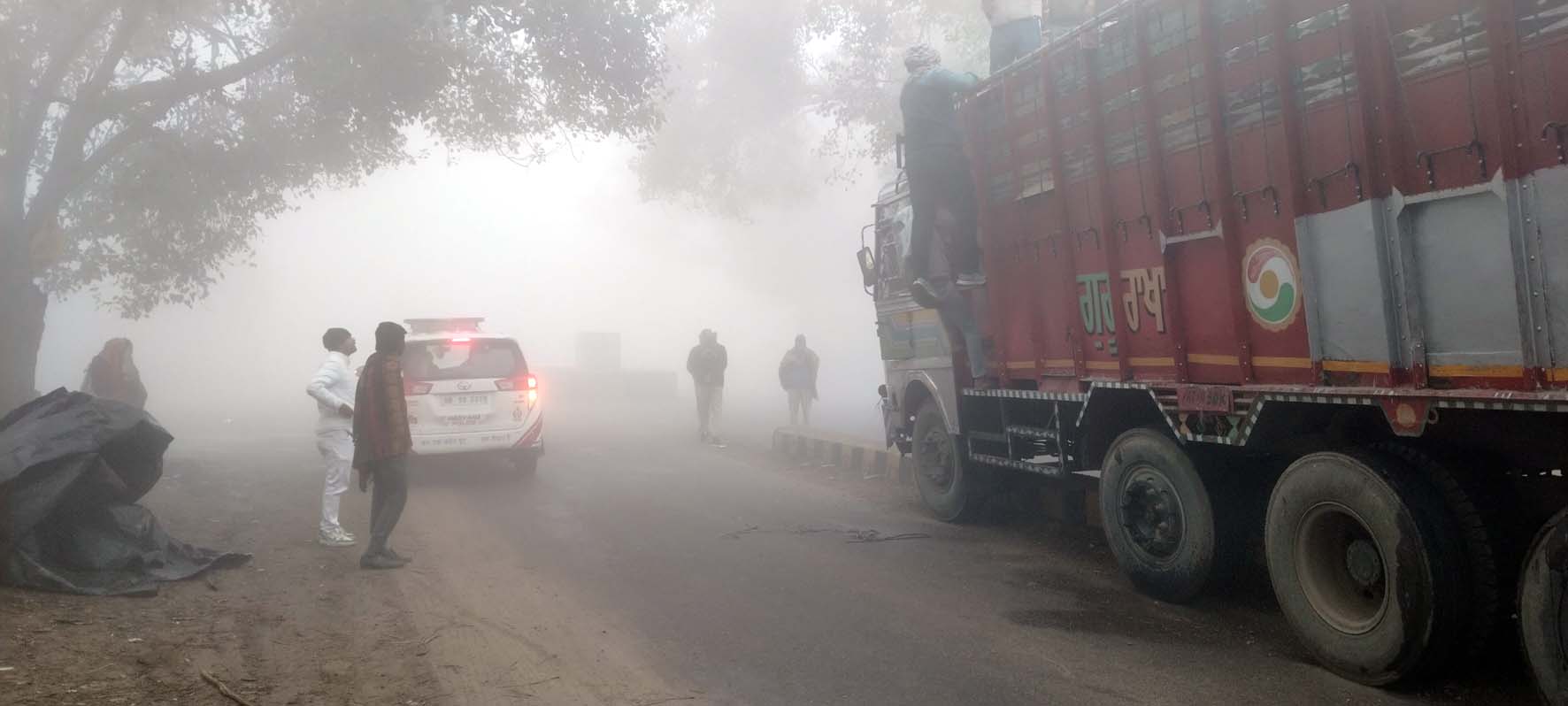 धुंध के कारण डिवाइडर से टकराया ट्रक। धुंध के कारण डिवाइडर से टकराया ट्रक।