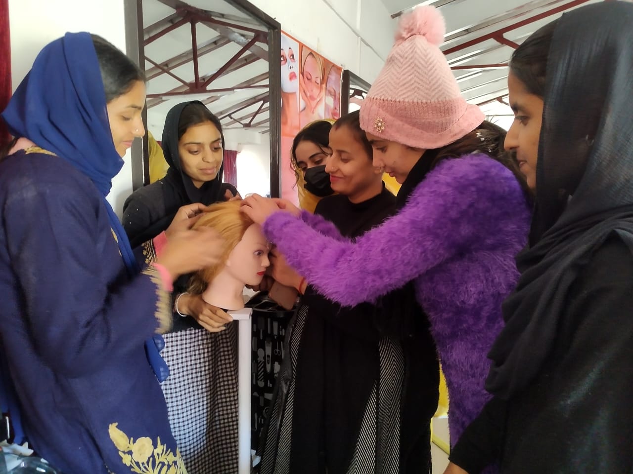 ब्यूटीशियन कोर्स दक्षिणी पीर पंजाल में महिलाओं को बना रहा है सशक्त ब्यूटीशियन कोर्स दक्षिणी पीर पंजाल में महिलाओं को बना रहा है सशक्त
