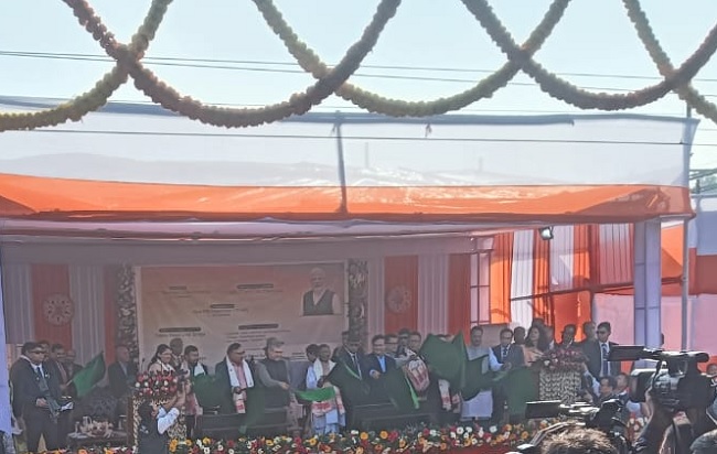 गुवाहाटीः शुक्रवार को गुवाहाटी स्टेशन पर तीन नई ट्रेनों को हरी झंडी दिखाते असम के राज्यपाल, मुख्यमंत्री, केंद्रीय रेल मंत्री आदि। गुवाहाटीः शुक्रवार को गुवाहाटी स्टेशन पर तीन नई ट्रेनों को हरी झंडी दिखाते असम के राज्यपाल, मुख्यमंत्री, केंद्रीय रेल मंत्री आदि।